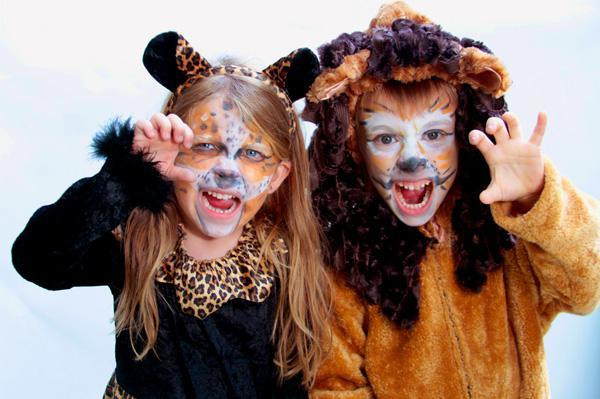 DIY Lion Costume For Adults
 Trick or treat for big cats in a DIY lion costume this