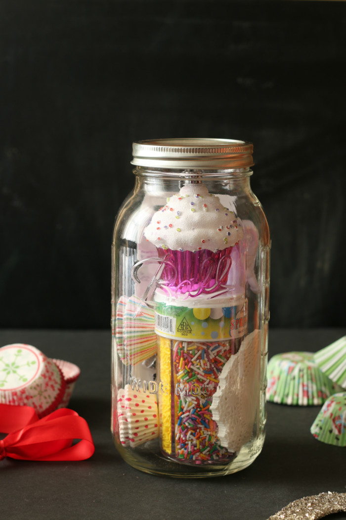 DIY Mason Jar Christmas Gifts
 Cupcake Lovers Mason Jar Christmas Gift DIY ⋆ Cupcakes and