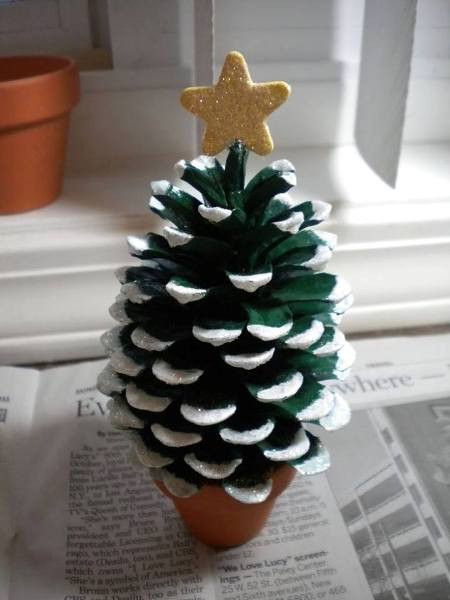 DIY Mini Christmas Tree
 Wonderful DIY Mini Pine Cone Christmas Tree