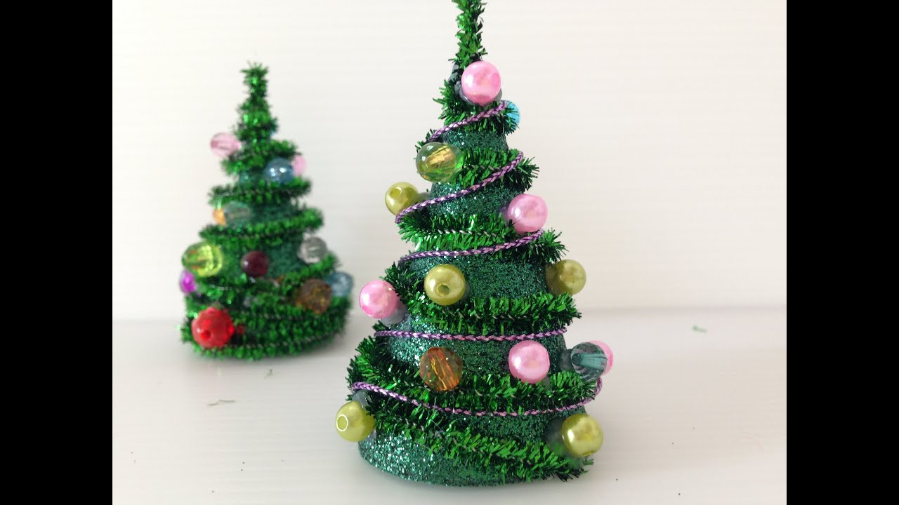 DIY Mini Christmas Tree
 DIY mini Pipe Cleaner Christmas Tree