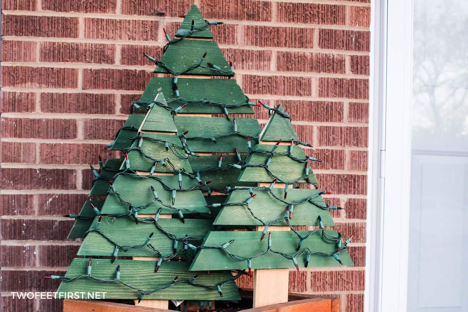 DIY Outdoor Christmas Tree
 DIY Lighted Outdoor Christmas Tree