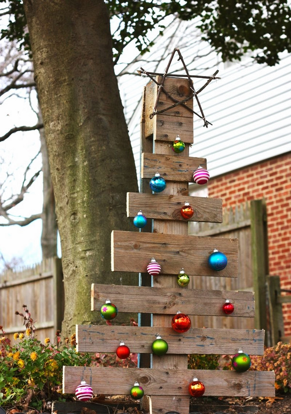 DIY Outdoor Christmas Tree
 Pallet Christmas tree ideas – creative DIY Christmas