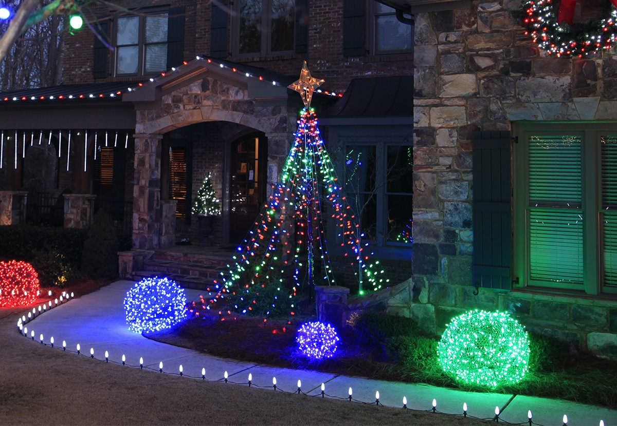DIY Outdoor Christmas Tree Made Of Lights
 Outdoor Christmas Yard Decorating Ideas