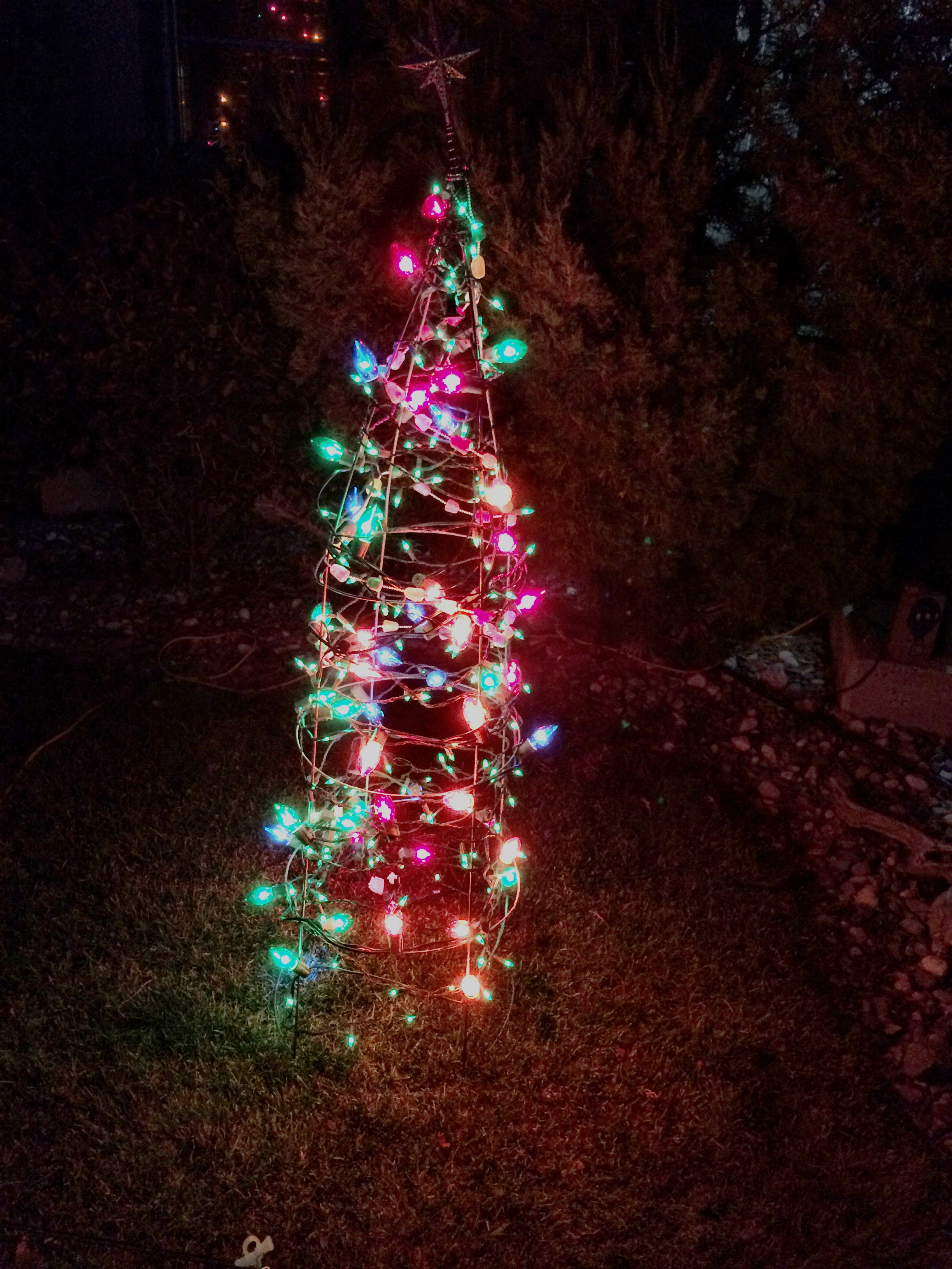 DIY Outdoor Christmas Tree
 Inexpensive DIY Wire Outdoor Christmas Tree – Kodamax