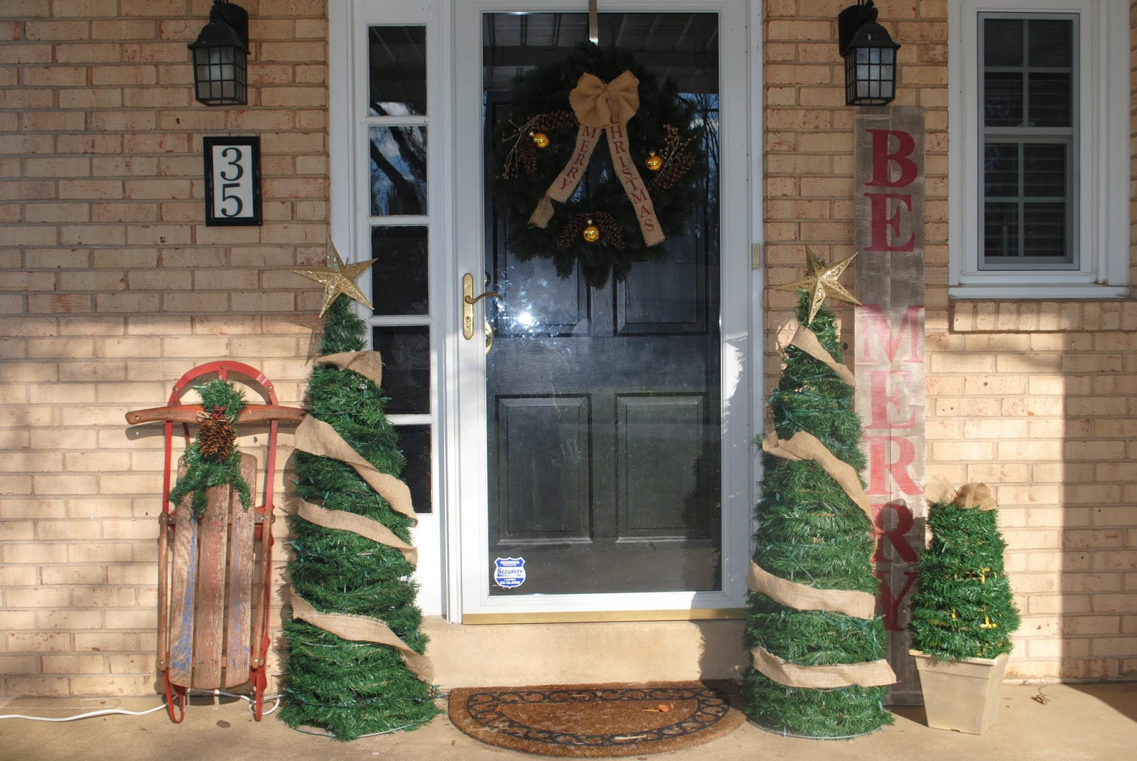 DIY Outdoor Christmas Trees
 Two It Yourself DIY Outdoor Christmas Trees from
