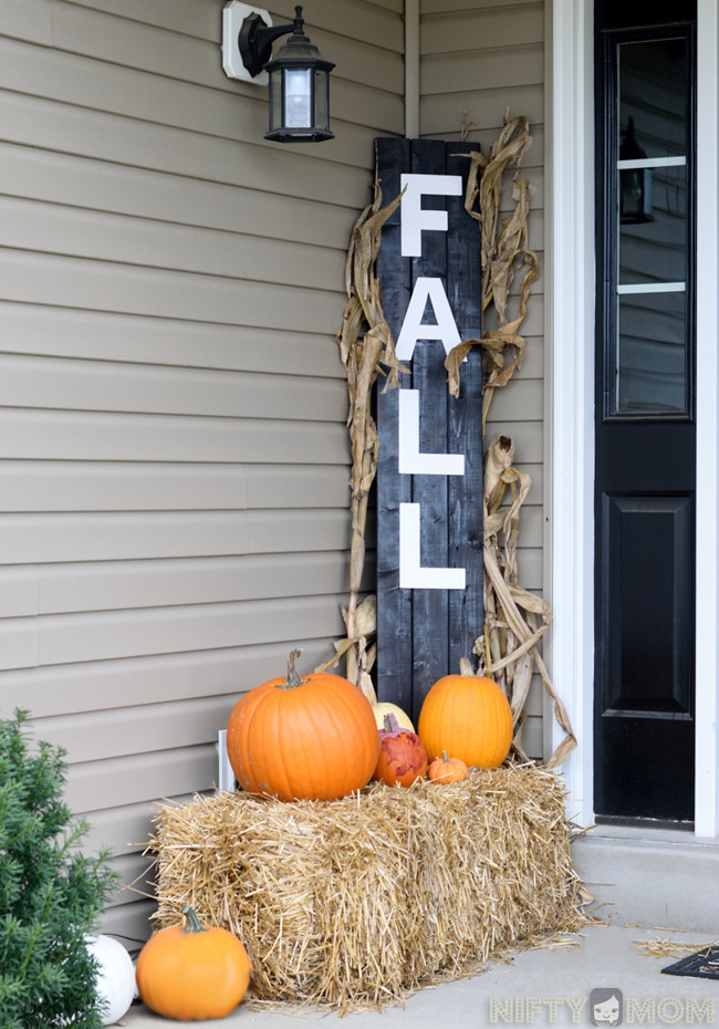 Diy Outdoor Fall Decor
 5 Easy Fall Porch Decorations DIY Fall Porch Sign