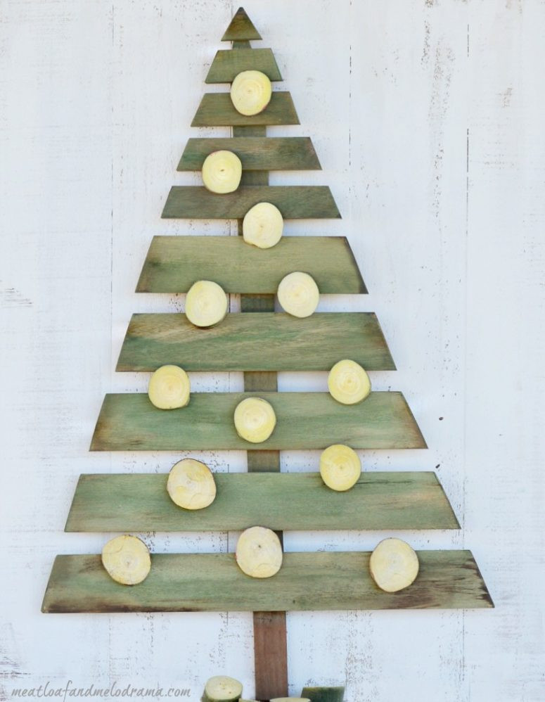 DIY Pallet Christmas Tree
 13 Cool DIY Recycled Pallet Christmas Trees Shelterness