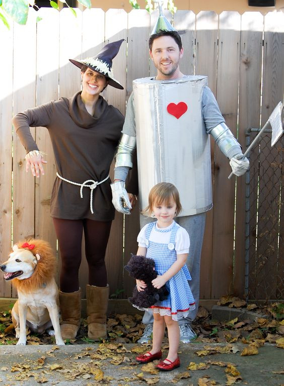 DIY Scarecrow Costume Wizard Of Oz
 15 Wizard of Oz Costumes and DIY Ideas 2017