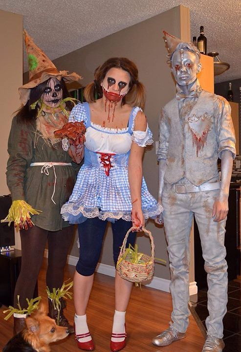 DIY Scarecrow Costume Wizard Of Oz
 Wizard of Oz group Halloween costume Dorthy Scarecrow