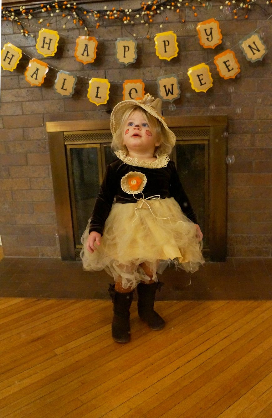 DIY Scarecrow Costume Wizard Of Oz
 DIY toddler girl kids Halloween costume Wizard of Oz