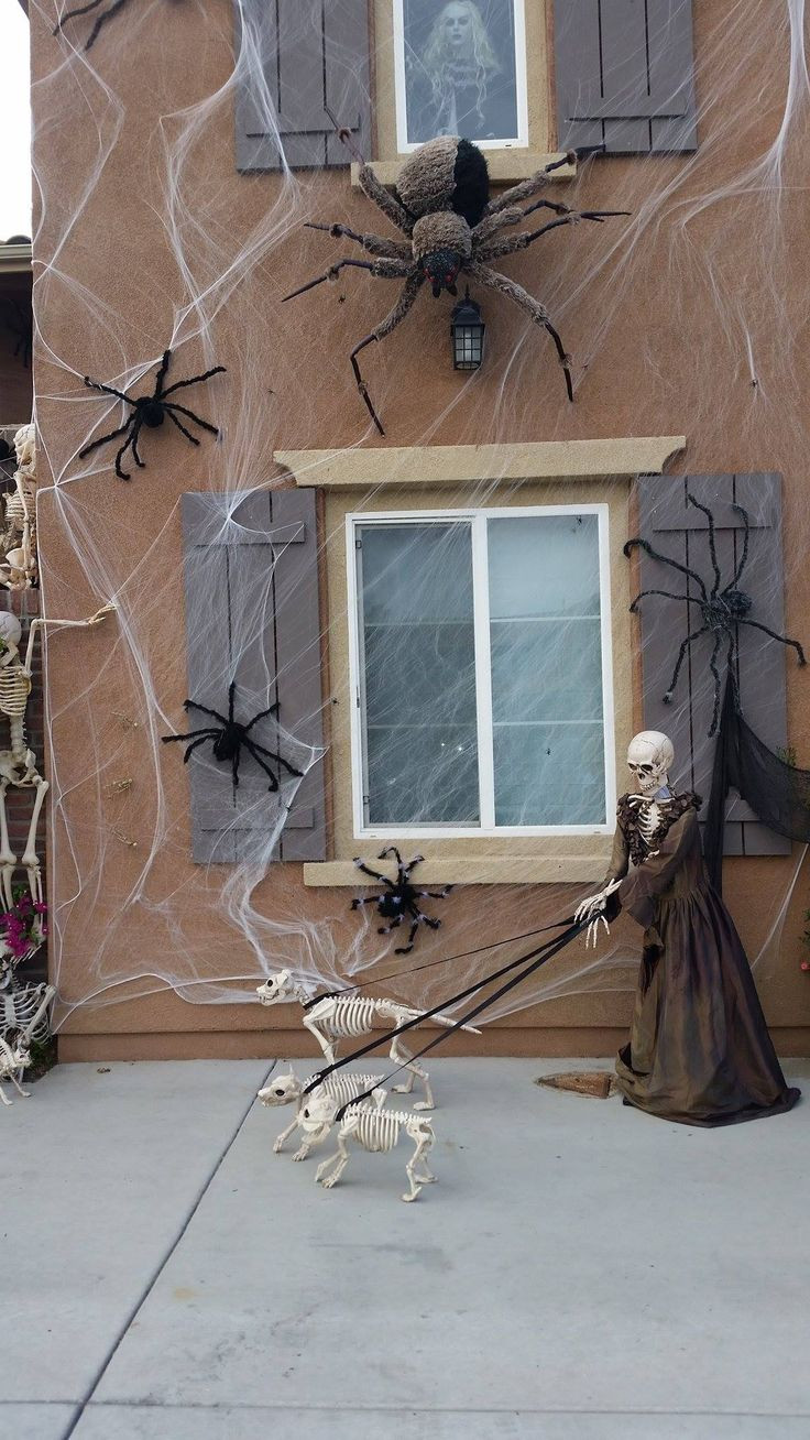 Diy Spooky Outdoor Halloween Decorations
 Halloween Window Decorations Ideas to Spook up Your Neighbors