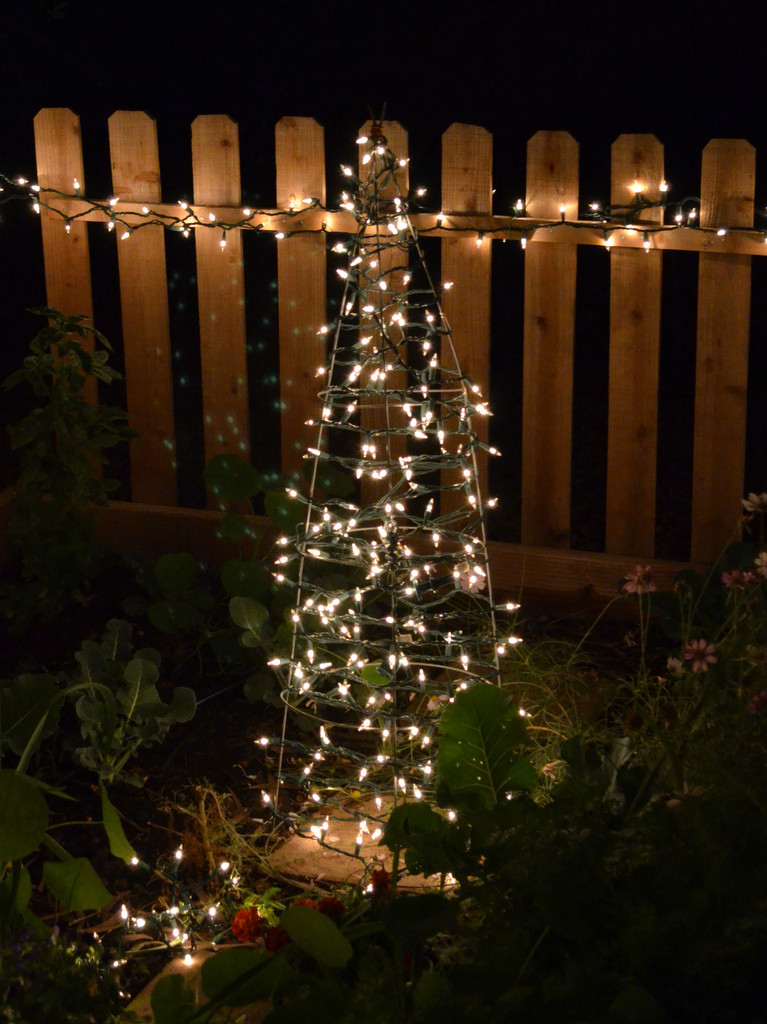 DIY Tomato Cage Christmas Tree
 DIY Tomato Cage Christmas Tree Birds and Blooms