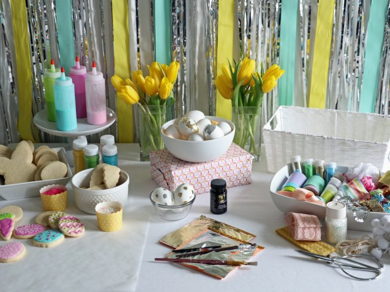 Easter Office Party Ideas
 Déco table Pâques avec œufs fleurs et petits lapins