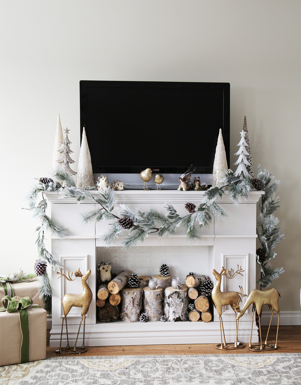Fake Fireplace Christmas Decoration
 Beautiful Ways To Style & Decorate A Faux Fireplace