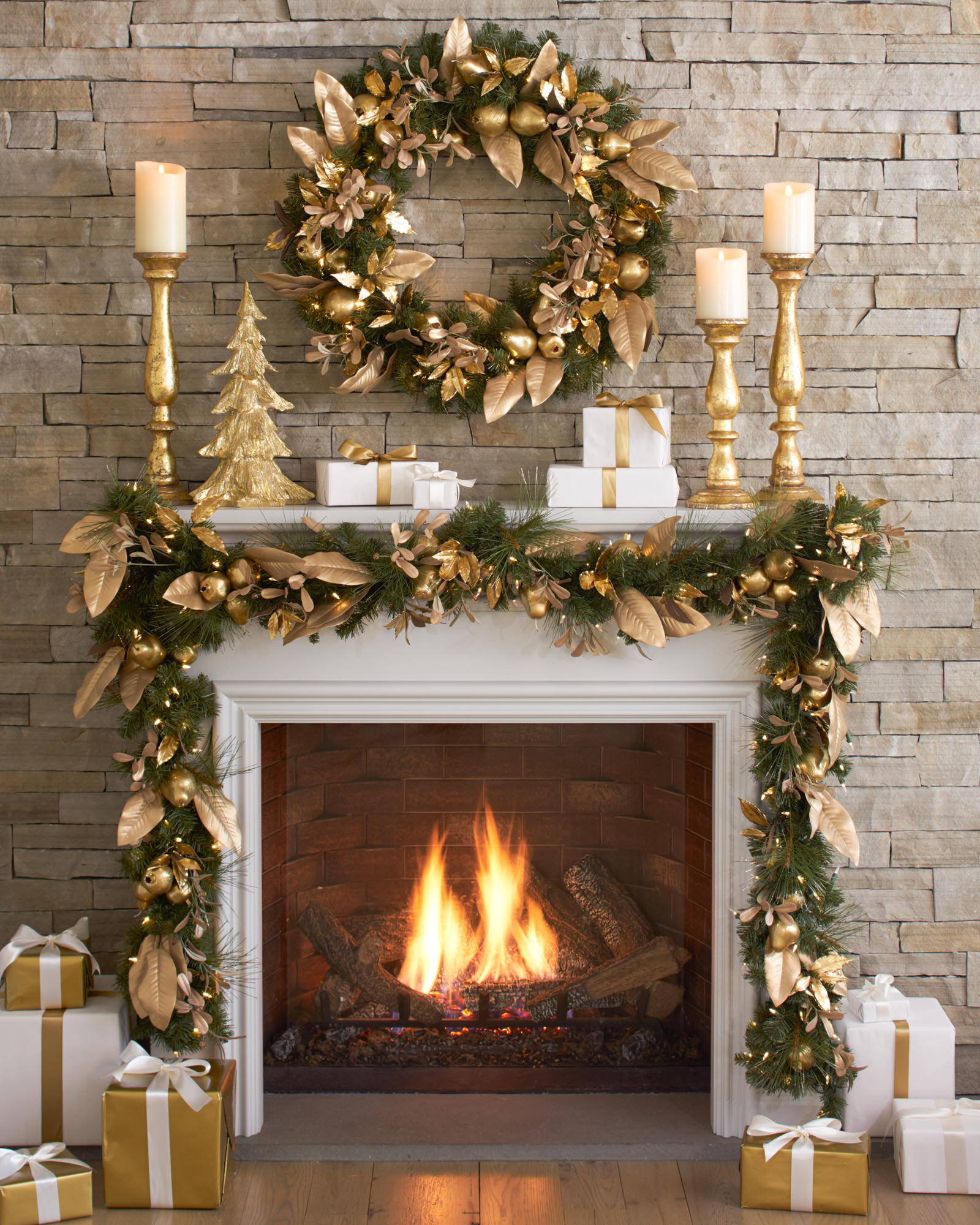 Fireplace Christmas Decoration
 50 Christmas Mantles For Some Serious Decorating Inspiration
