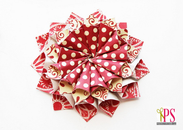 Flower Christmas Ornaments
 Rolled paper christmas ornaments