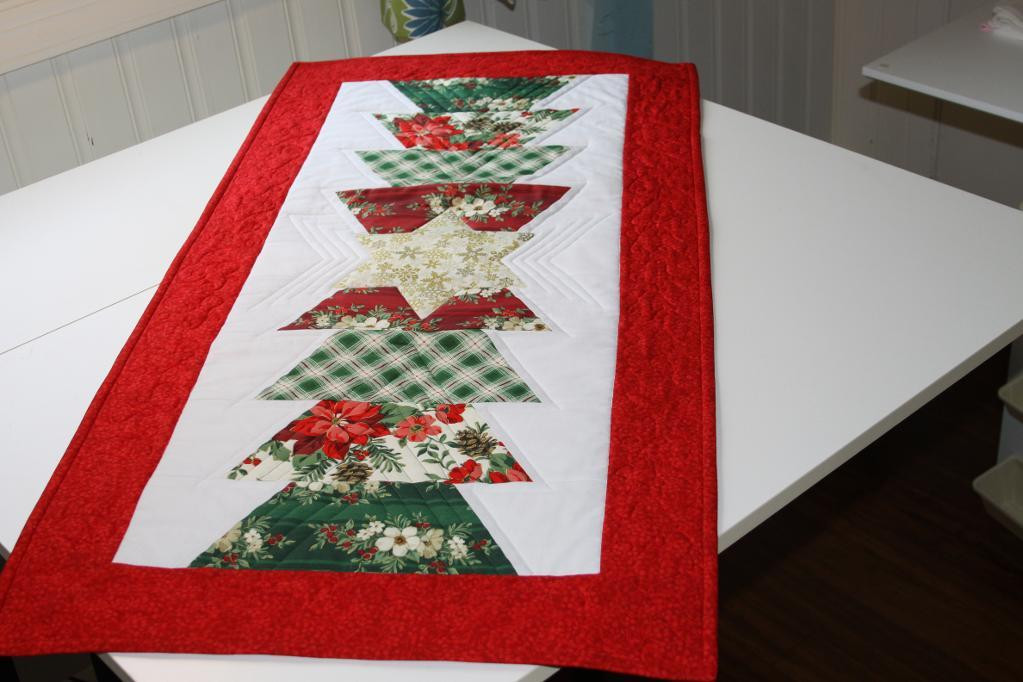 Free Christmas Table Runner Patterns
 You have to see Christmas Table Runner by Joanly