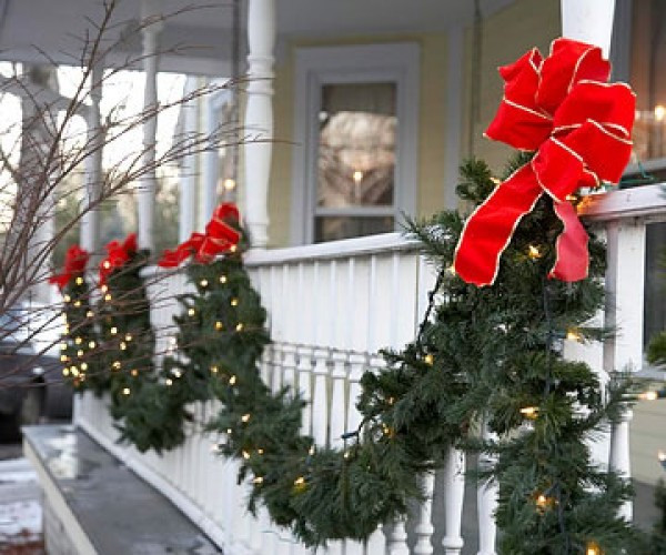 Front Porch Garland Christmas
 25 Great Porch Christmas Decorations For The Holidays