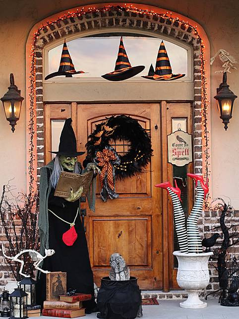 Front Porch Halloween Decorations
 11 Halloween Front Porch Decorating Ideas Pretty My Party