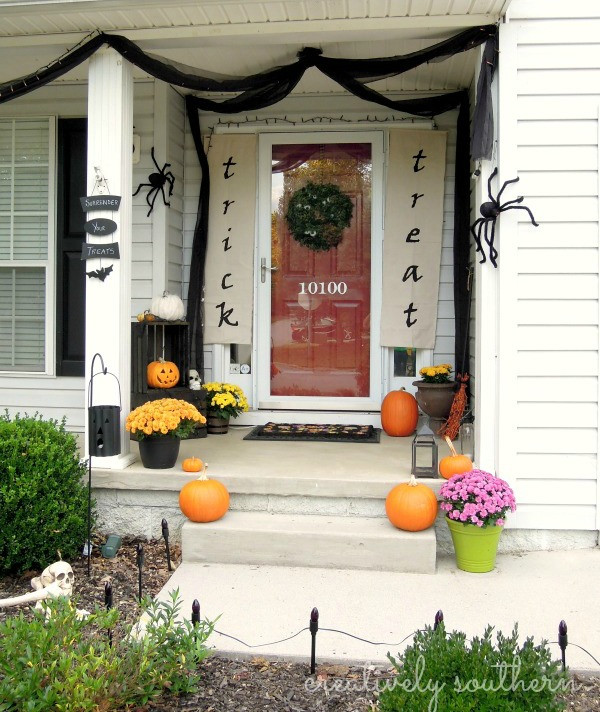 Front Porch Halloween Decorations
 DIY Halloween Banner and Porch Decorating Ideas