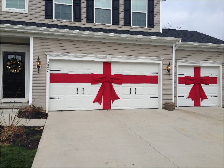 Garage Door Christmas Wrap
 24 Festive Ideas for Outdoor Christmas Decorations Ritely