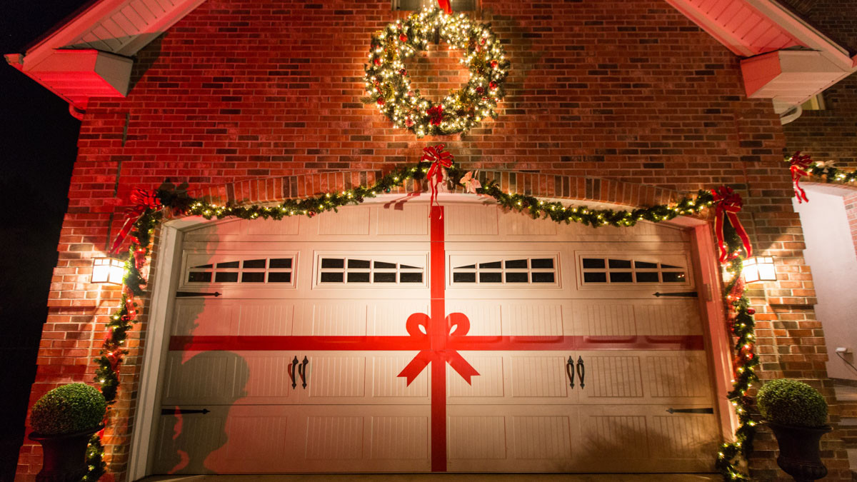 Garage Door Christmas Wrap
 7 Awesome Tips to Decorate Your Garage Door for Christmas