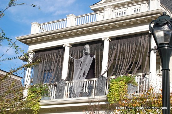 Halloween Balcony Decorating Ideas
 Scary Halloween Decorations for Young and Old Alike