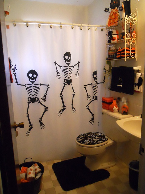 Halloween Bathroom Decor
 Halloween Decorations Bathroom to Scare Away Your Guests