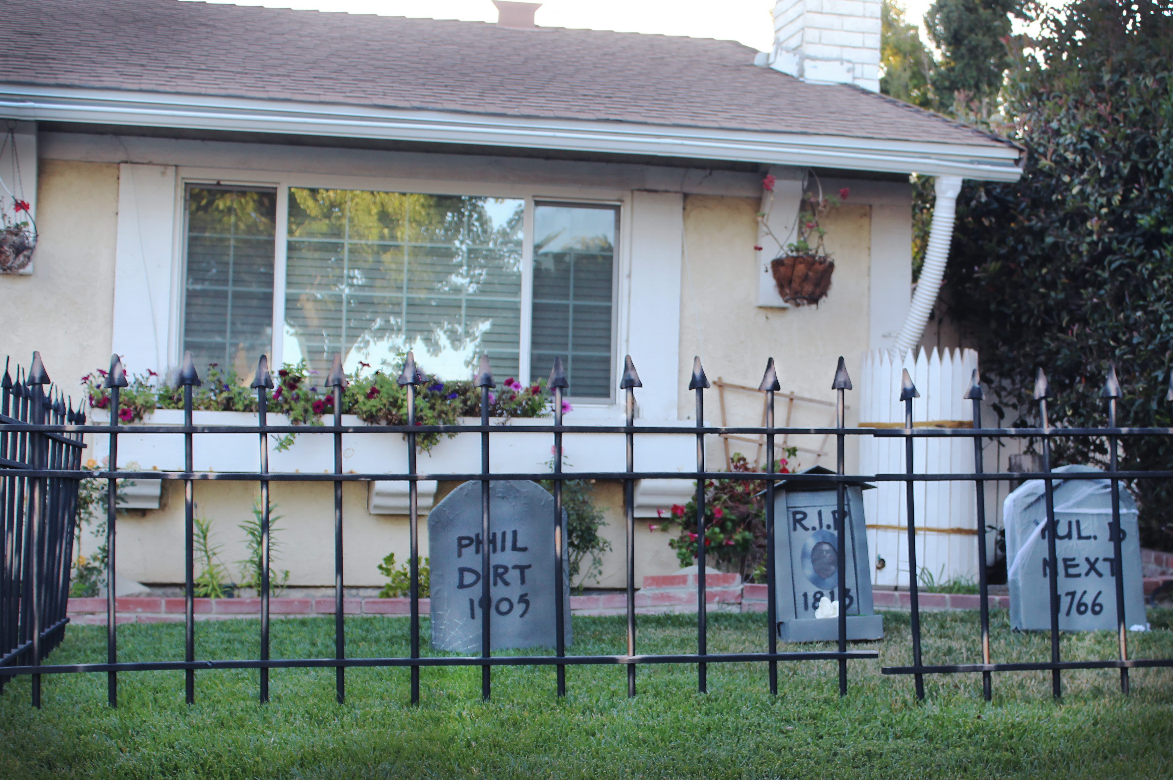 Halloween Cemetery Fence
 How to Make a Cheap Cemetery Fence for Halloween