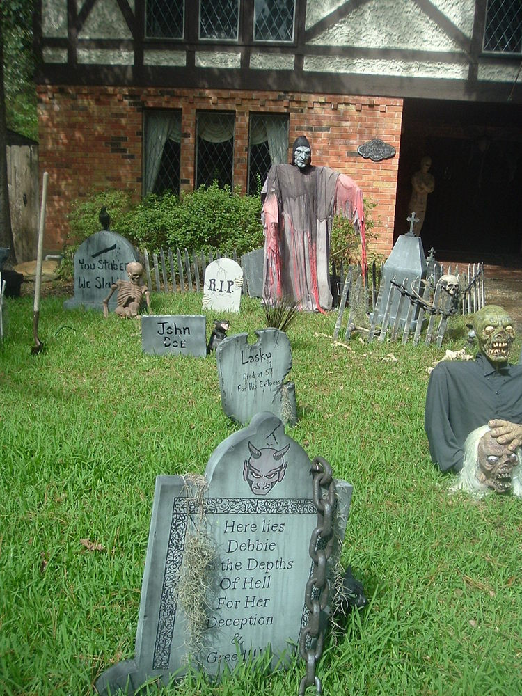 Halloween Decor Outdoor
 35 Best Ideas For Halloween Decorations Yard With 3 Easy Tips