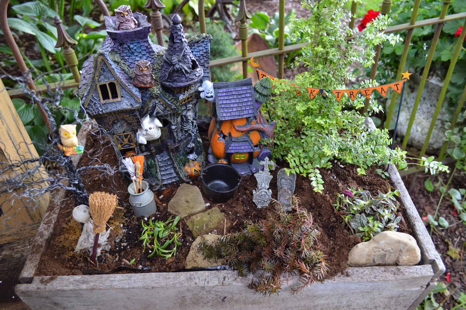 Halloween Fairy Garden
 ☆Plumrun Creek☆ Halloween Fairy Garden and a Pumpkin Rug