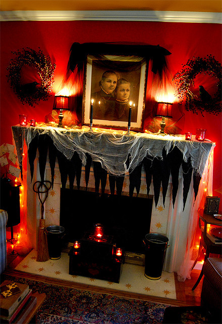 Halloween Fireplace Decorations
 Halloween mantle decorating ideas