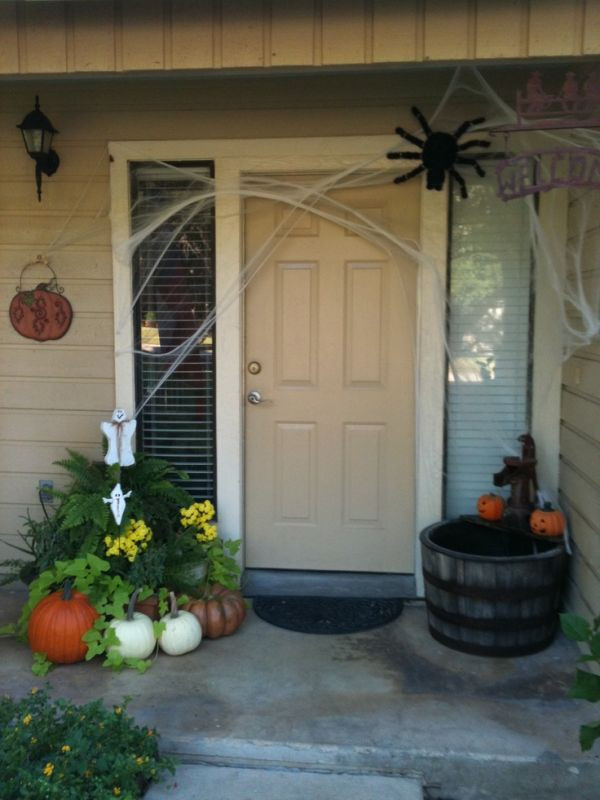 Halloween Front Porch
 The Best 35 Front Door Decors For This Year’s Halloween
