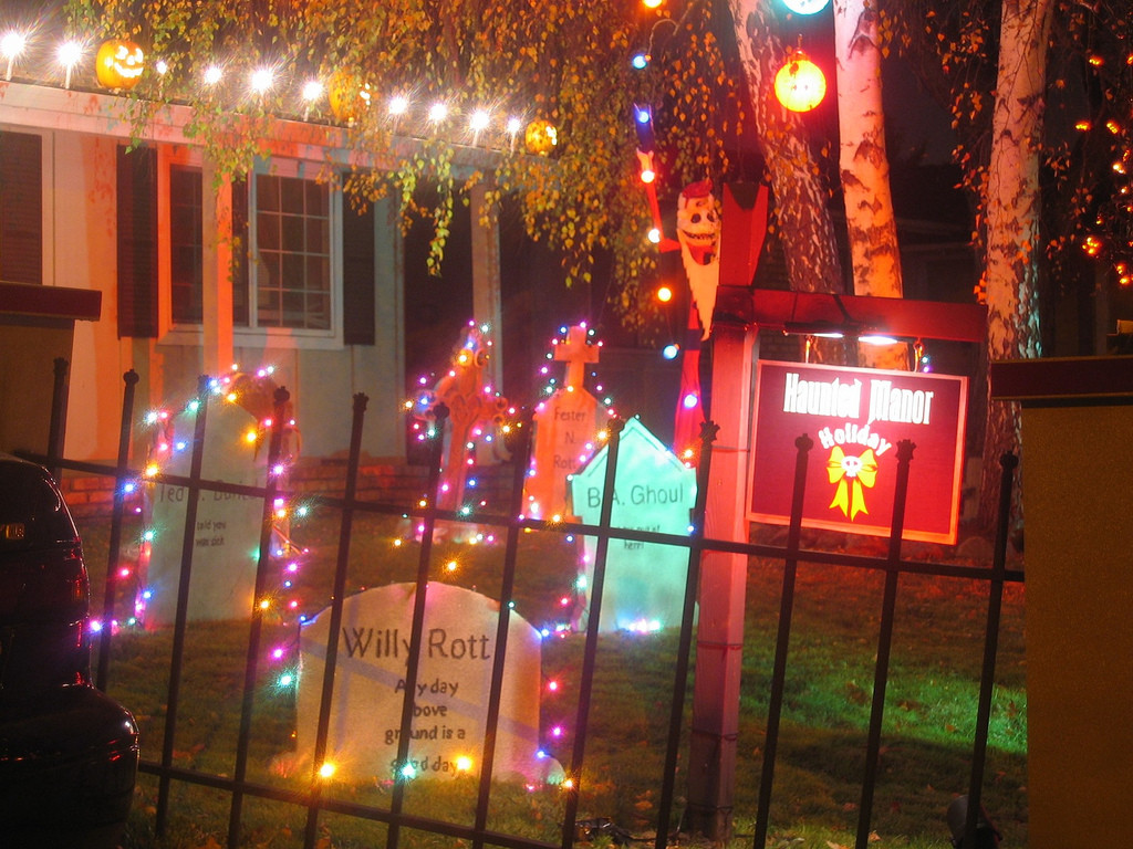 Halloween Lighting Ideas
 Realistic Halloween Yard Decorations That Will Scare Your