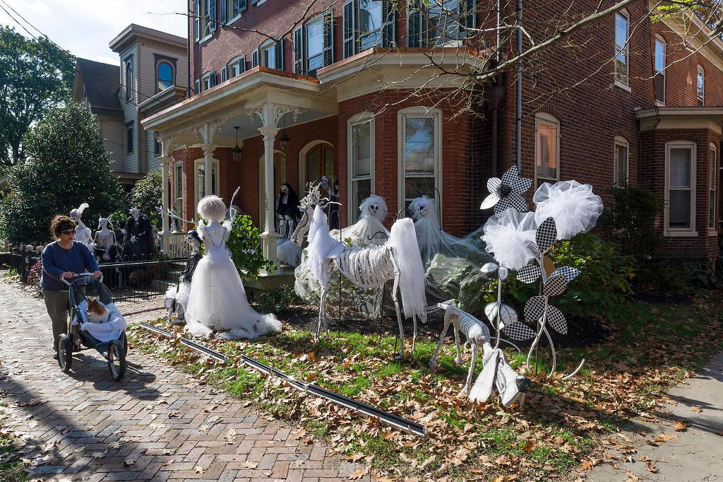 Halloween Outdoor Decorating Ideas
 Outdoor Halloween Decorations Ideas To Stand Out