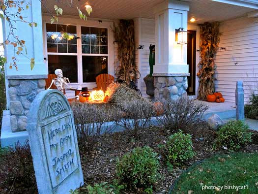 Halloween Porch Decor
 10 Easy Halloween Decorating Ideas For Your Porch or Yard