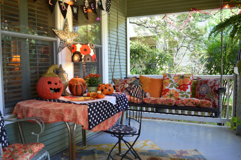 Halloween Porch Decorating Ideas
 125 Cool Outdoor Halloween Decorating Ideas DigsDigs