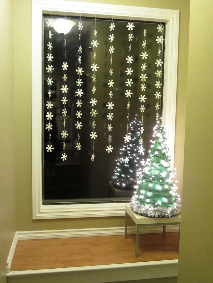 Indoor Window Christmas Decorations
 125 best Festive Window Decorations images on Pinterest