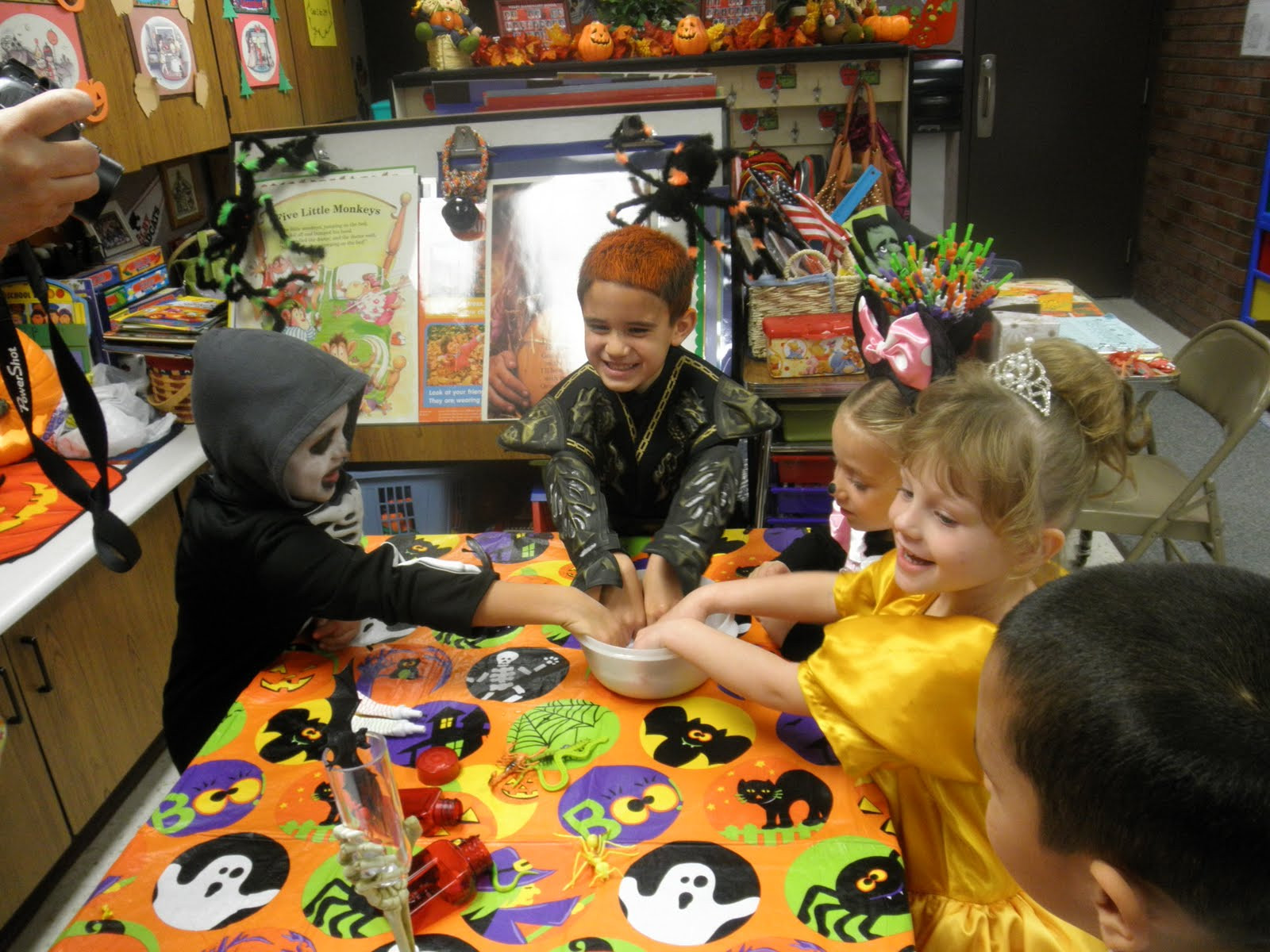 Kindergarten Halloween Party Ideas
 Having a Hoot at the Harris Household KiNdErGaRtEn