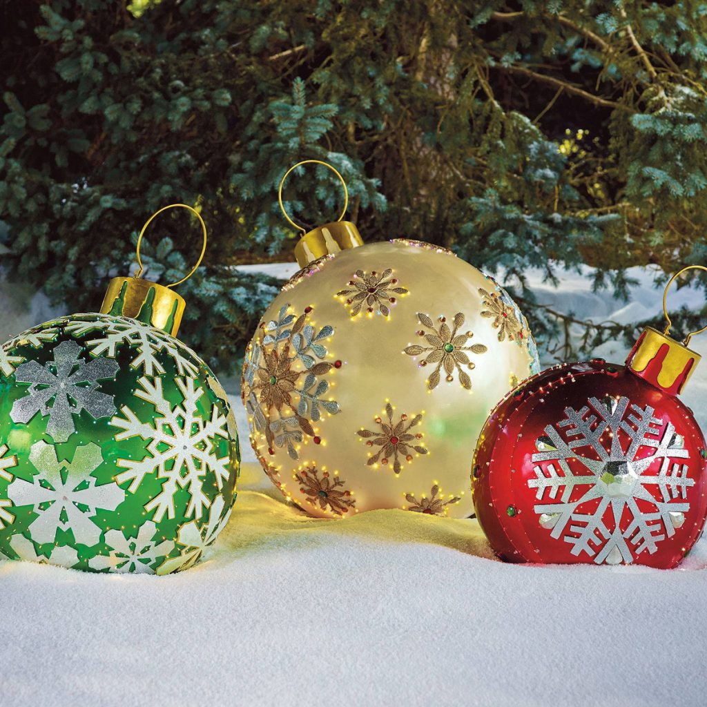Large Outdoor Christmas Balls
 r Than Life Oversized Christmas Decoration Ideas
