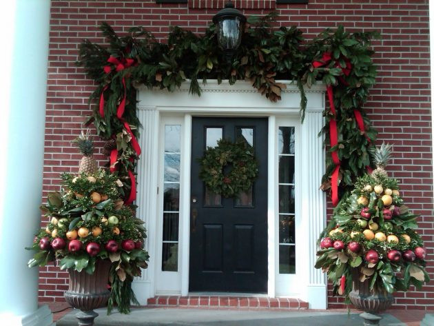 Modern Christmas Front Door Decorations
 21 Extravagant Christmas Decorations For Your Front Door