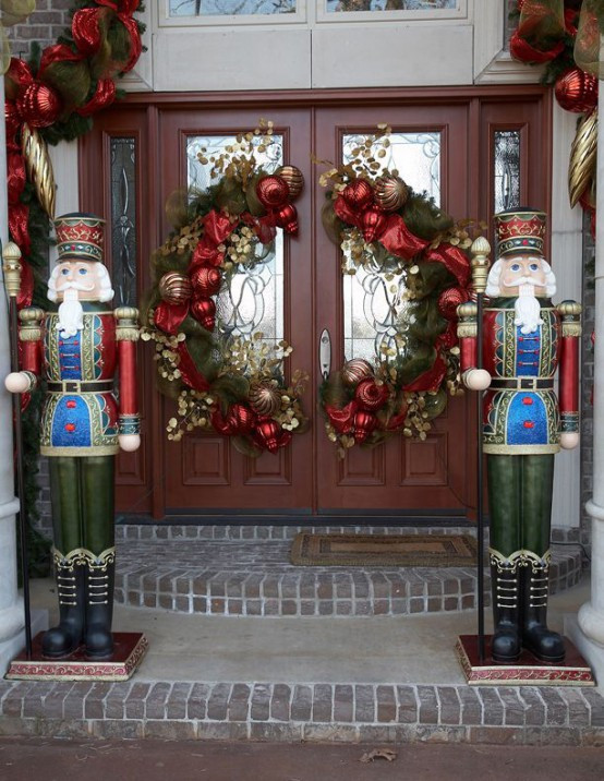 Modern Christmas Front Door Decorations
 38 Stunning Christmas Front Door Décor Ideas DigsDigs
