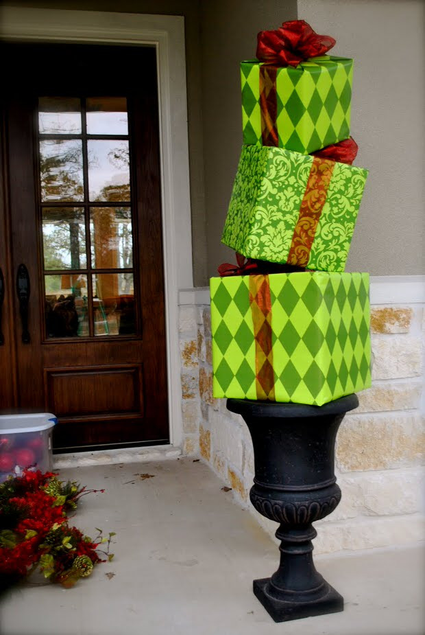 Outdoor Christmas Present Decorations
 DIY Outdoor Christmas Decorating