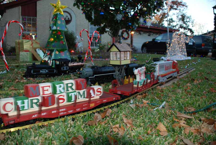 Outdoor Christmas Train
 Holiday displays Page 3 my scale munity