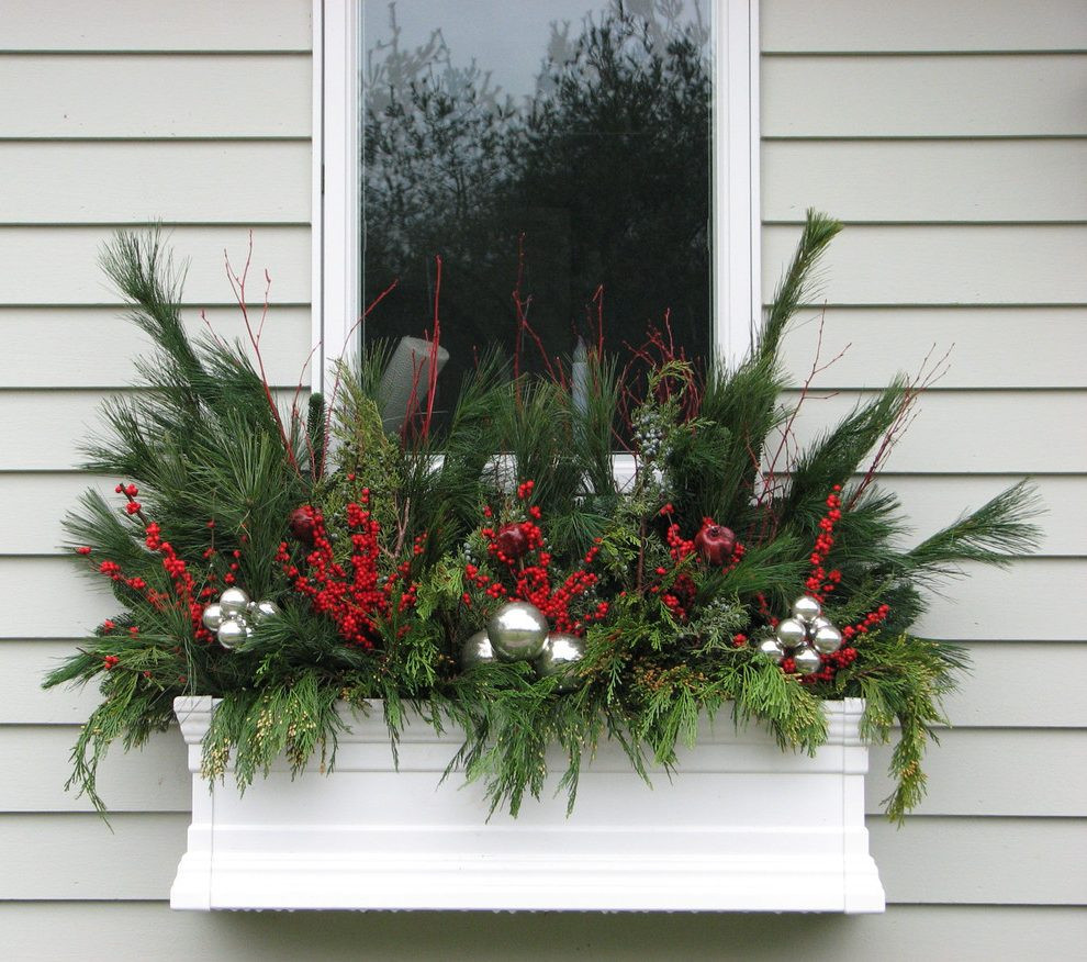 Outdoor Christmas Window Decorations
 Terrific Outside Decorating Ideas with Pine Needles