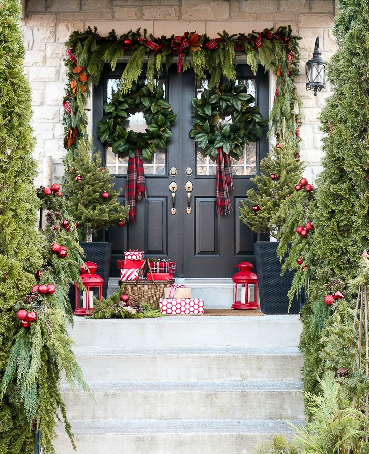 Outdoor Christmas Window Swags
 A Garland Hack and How to Make and Hang Window Christmas Swag