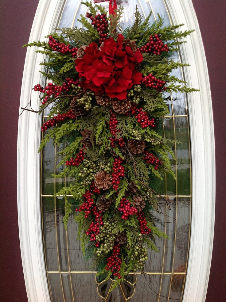 Outdoor Christmas Window Swags
 25 Great Porch Christmas Decorations For The Holidays