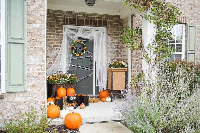 Outdoor Halloween Decorations On Sale
 Easy Outdoor Halloween Decorations for your Porch