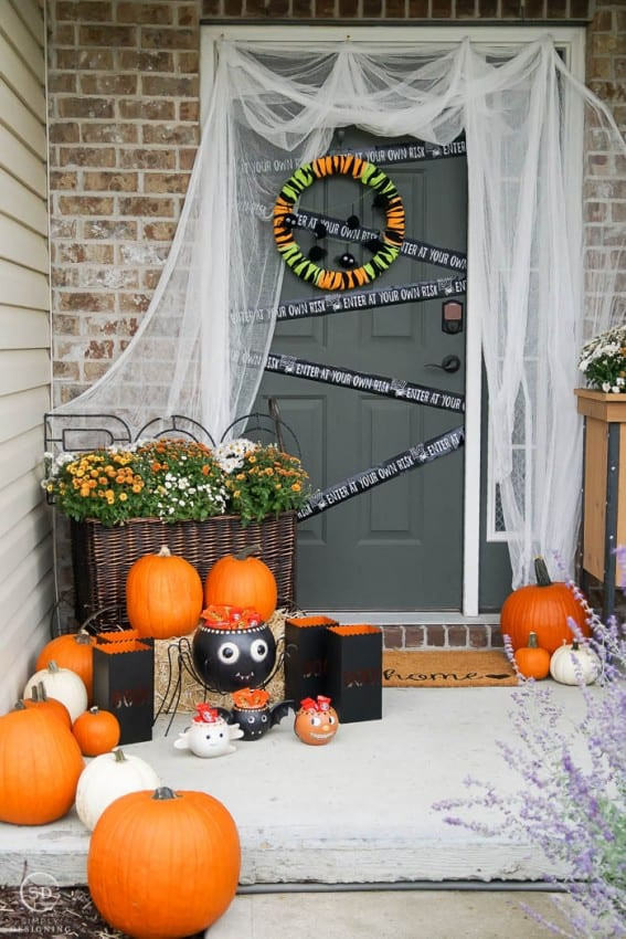 Outdoor Halloween Decorations On Sale
 Easy Outdoor Halloween Decorations for your Porch