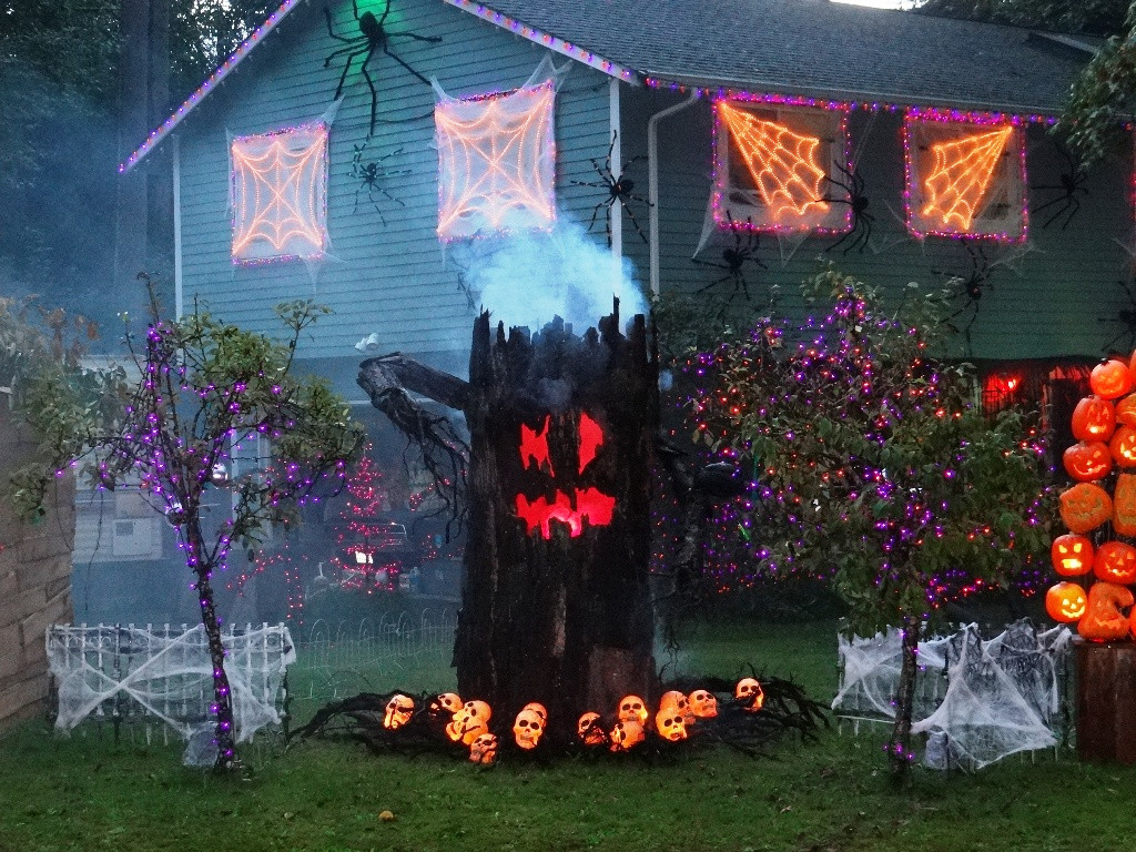 Outdoor Halloween Lights
 24 Indoor & Outdoor Tree Halloween Decorations Ideas